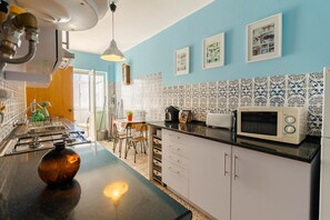 Kühlschrank, Mikrowelle, Ofen, Wasserkocher mit Kaffee-/Teezubehör