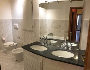 Douche, sèche-cheveux, bidet, serviettes fournies