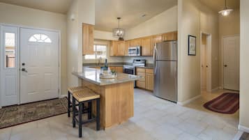 Luxury House, Patio, Mountain View | Private kitchen | Full-sized fridge, microwave, oven, stovetop
