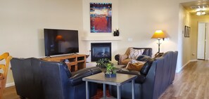 32-inch LCD TV with satellite channels, TV, Netflix - Cottonwoods 347 (Moab)