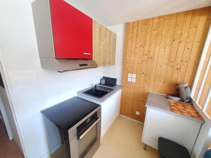 Jääkaappi, mikroaaltouuni, uuni, kahvin-/teenkeitin