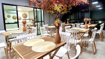 Bao gồm bữa sáng buffet hàng ngày