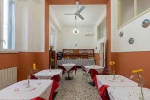 每日供應自助早餐 (每人 EUR8)