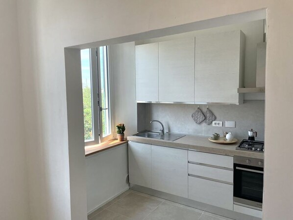 Frigorifero, microonde, forno, piano cottura
