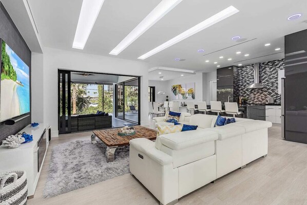 Smart TV, chimenea y oficina 