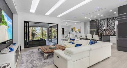 This house is a 4 bedroom(s), 3 bathrooms, located in Marco Island, FL.