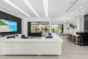 Smart TV, chimenea y oficina 