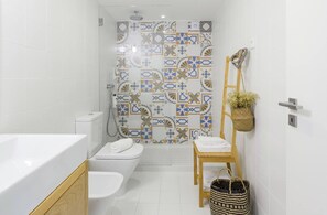 Dusche, Haartrockner, Bidet, Handtücher