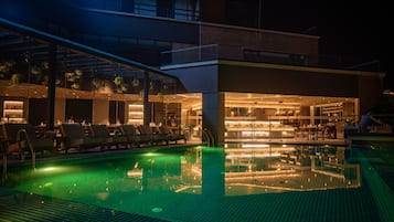 Hồ bơi ngoài trời