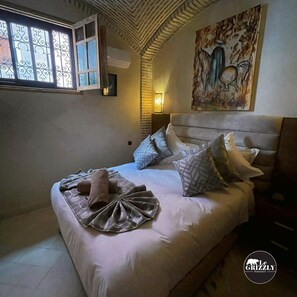 5 عدّة غرف نوم وخزنة داخل الغرفة ومكواة/لوح كي وسرير سفر