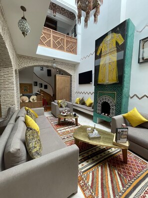 Smart TV, fireplace, books, music library
