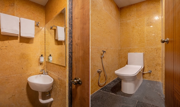 خزنة داخل الغرفة ومكتب ومكواة/لوح كي وطراز فريد لكل وحدة