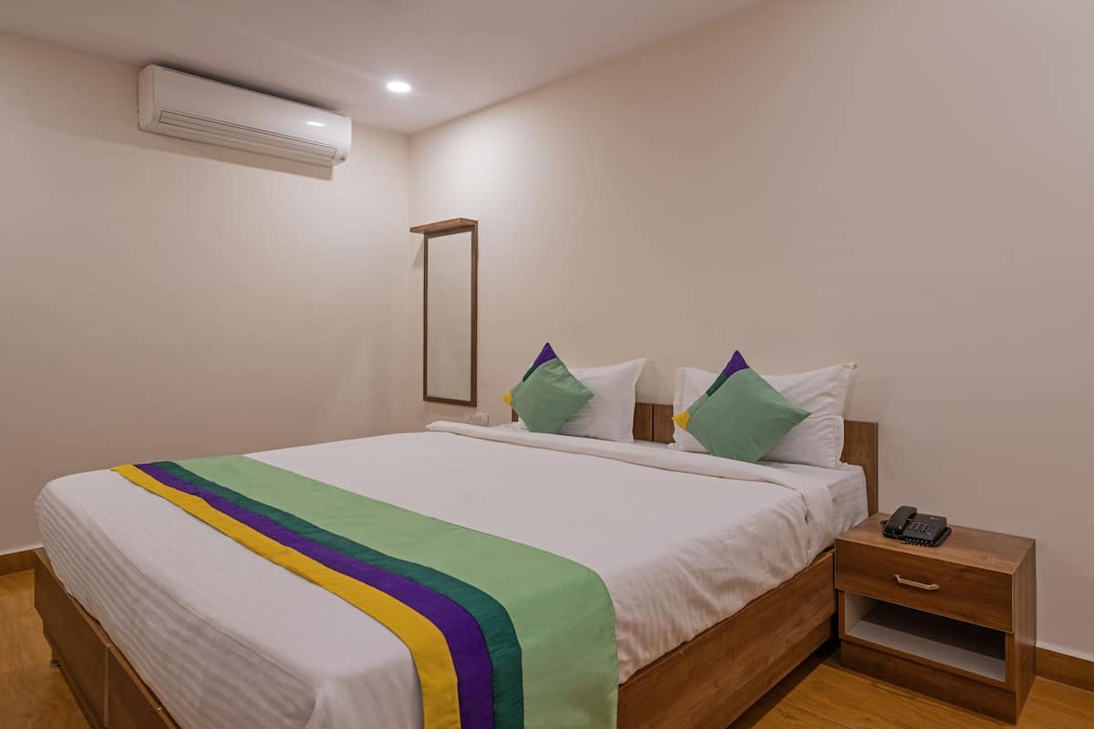 Deluxe Room | In-room safe, individually furnished, desk, iron/ironing board