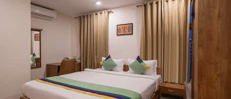 Standard-huone | Tallelokero huoneessa, yksilöllisesti kalustettu, työpöytä