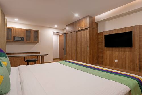 Premium Room | In-room safe, individually furnished, desk, iron/ironing board