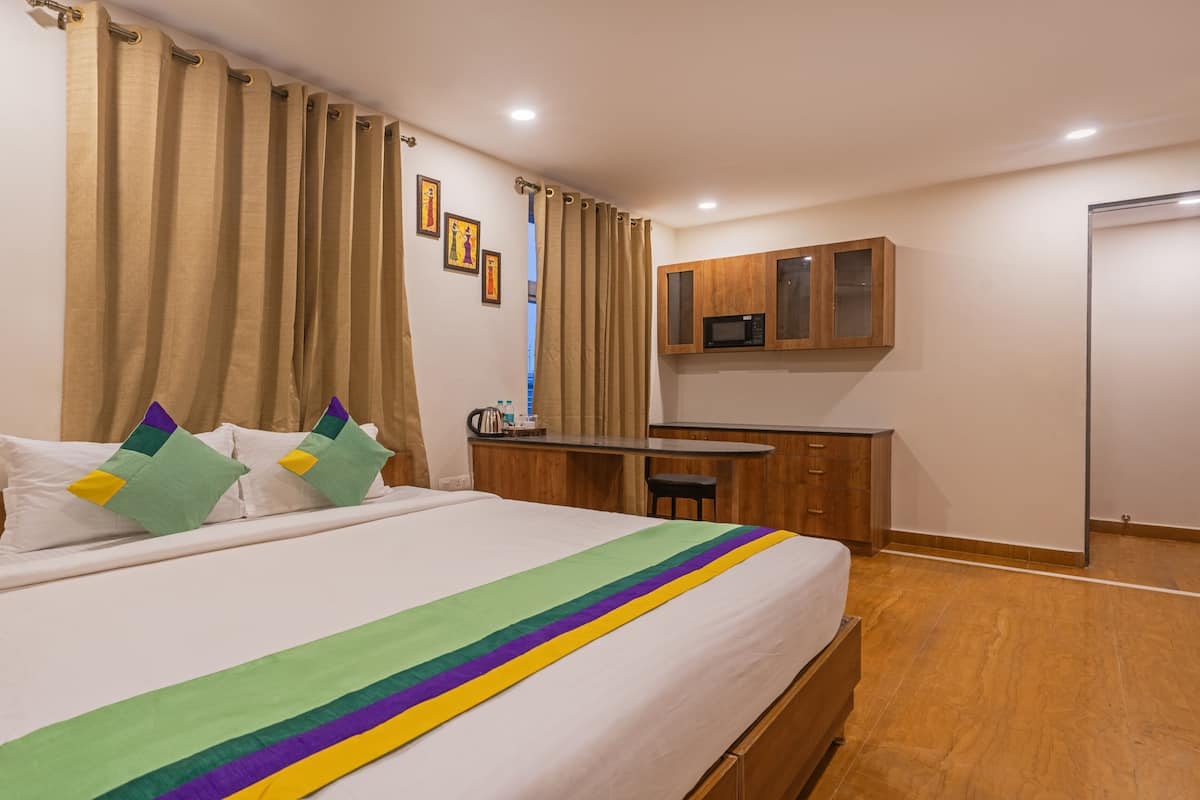 Premium Room | In-room safe, individually furnished, desk, iron/ironing board