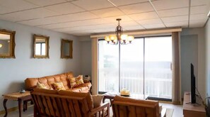 Smart TV, lettore DVD, libri, impianto stereo