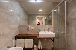 Shower, hair dryer, bidet, towels