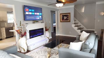 TV connectée, cheminée, table de tennis de table, livres