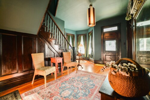 Historic Victorian - Walkable to Downtown Cape Girardeau - King Bed - Fast Wifi