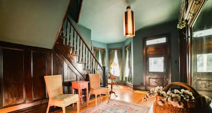 Historic Victorian - Walkable to Downtown Cape Girardeau - King Bed - Fast Wifi