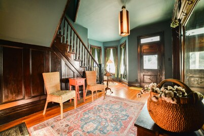 Historic Victorian - Walkable to Downtown Cape Girardeau - King Bed - Fast Wifi