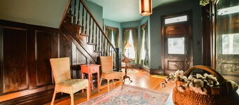 Historic Victorian - Walkable to Downtown Cape Girardeau - King Bed - Fast Wifi