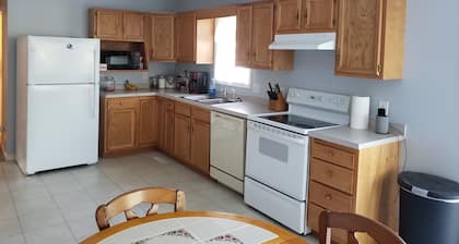 Cute little 3 bedroom house close to Downtown Alex Bay