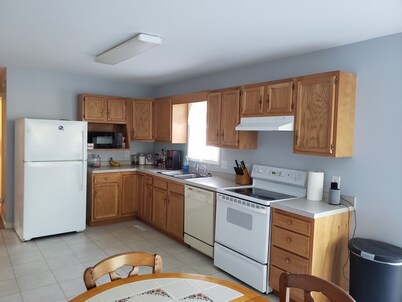 Cute little 3 bedroom house close to Downtown Alex Bay