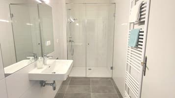 City-Apartment | Badezimmer | Dusche, Haartrockner, Handtücher, Toilettenpapier