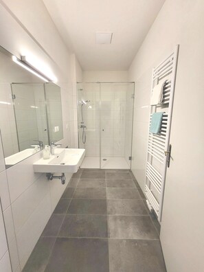City Apartment | Bathroom | Shower, hair dryer, towels, toilet paper