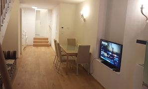 Gallery-Apartment | Wohnbereich | 42-Zoll-Smart-TV mit Digitalempfang, Fernseher, Netflix