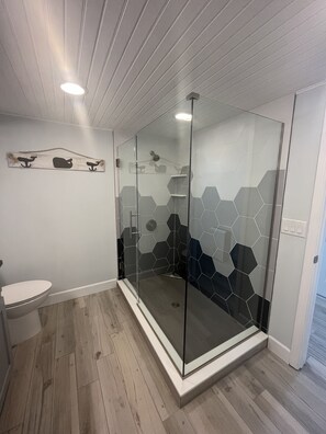 Dusche, Handtücher, Seife, Shampoo