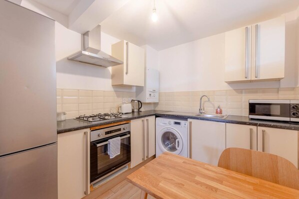 Basic Apartment, Multiple Beds | Private kitchen