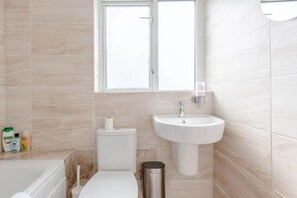 Căn hộ cơ bản, nhiều giường | Phòng tắm | Khăn tắm, xà phòng, dầu gội, giấy vệ sinh 