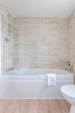 Basic Apartment, Multiple Beds | Bathroom - Modern 2BD Flat - 5 min to London City Airport (London)