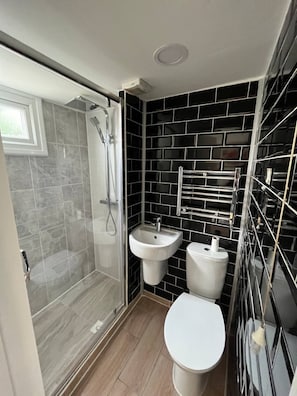 Basic Apartment, Multiple Beds | Bathroom | Shower, towels, soap, shampoo