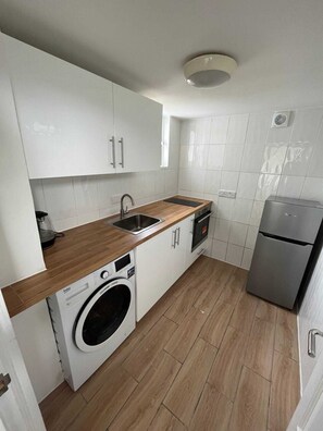 Basic Apartment, Multiple Beds | Private kitchen | Fridge, microwave, oven, stovetop