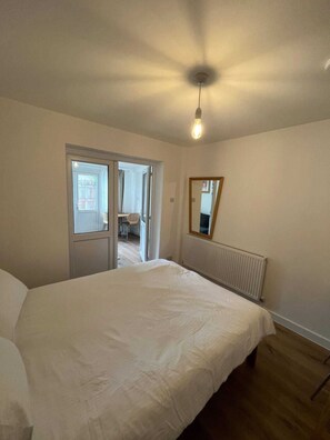 Basic-Apartment, Mehrere Betten | 1 Schlafzimmer, laptopgeeigneter Arbeitsplatz, Bügeleisen/Bügelbrett