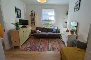 Basic House, Multiple Beds | Living area - Charming 2BD House in Dublin (Dublin)