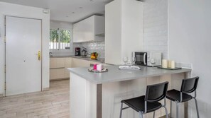 Kjøleskap, mikrobølgeovn, ovn og kokeplater