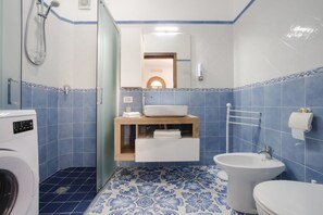 Regadera, secadora de cabello, toallas 