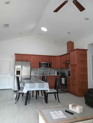 Shantiniketan A 7 / 2007 / 50 minutes to the Disney 2 mile to down town Tavares.