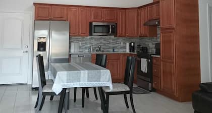 Shantiniketan A 7 / 2007 / 50 minutes to the Disney 2 mile to down town Tavares.