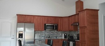 Shantiniketan A 7 / 2007 / 50 minutes to the Disney 2 mile to down town Tavares.