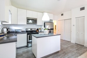 Deluxe-Apartment | Eigene Küche | Kühlschrank, Mikrowelle, Herdplatte, Geschirrspüler