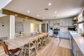 Fridge, microwave, stovetop, dishwasher - Gorgeous Palo Pinto Home w/ Private Hot Tub! (Palo Pinto)