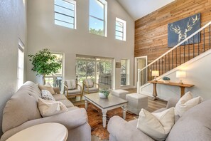 TV, DVD player, video library - Gorgeous Palo Pinto Home w/ Private Hot Tub! (Palo Pinto)