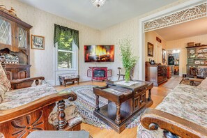 4 bedrooms, iron/ironing board, Internet, bed sheets - 6 Mi to Lake George: Adirondack Home w/ Game Room (Warrensburg)