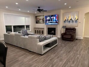 Smart TV, caminetto, videogiochi, tavolo da calcetto